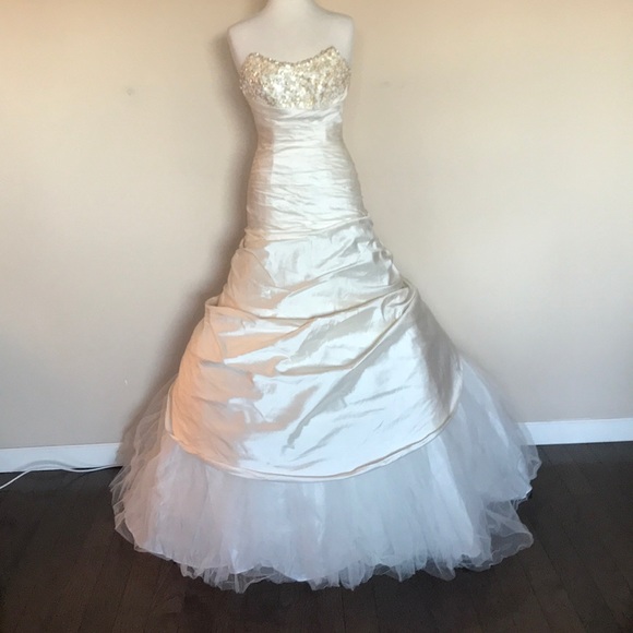 Wedding dress - Picture 1 of 6